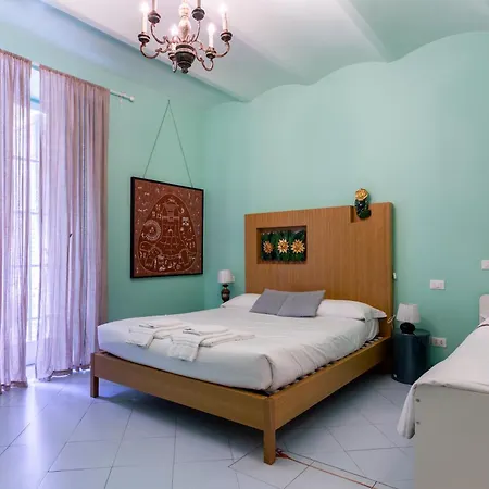 게스트하우스 Tarshito Gallery House 4*