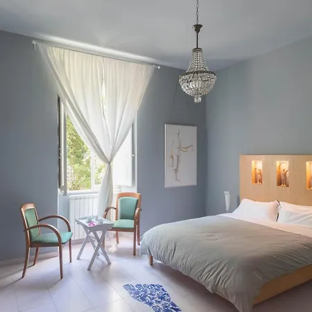 Tarshito Gallery House 4*